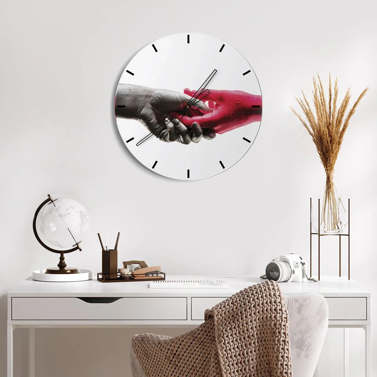 Nástenné hodiny - Symbolické podanie ruky v čiernej a červenej farbe - 30x30cm - Spolu aj keď sme odlišní - Moderná nástenná dekorácia do obývacej izby, kuchyne a spálne ARTTOR