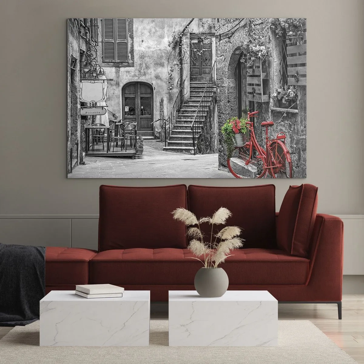 Obraz na skle - Čiernobiela ulica s červeným bicyklom - 70x50cm - Toskánska ulička - Moderná nástenná dekorácia do obývacej izby a spálne ARTTOR