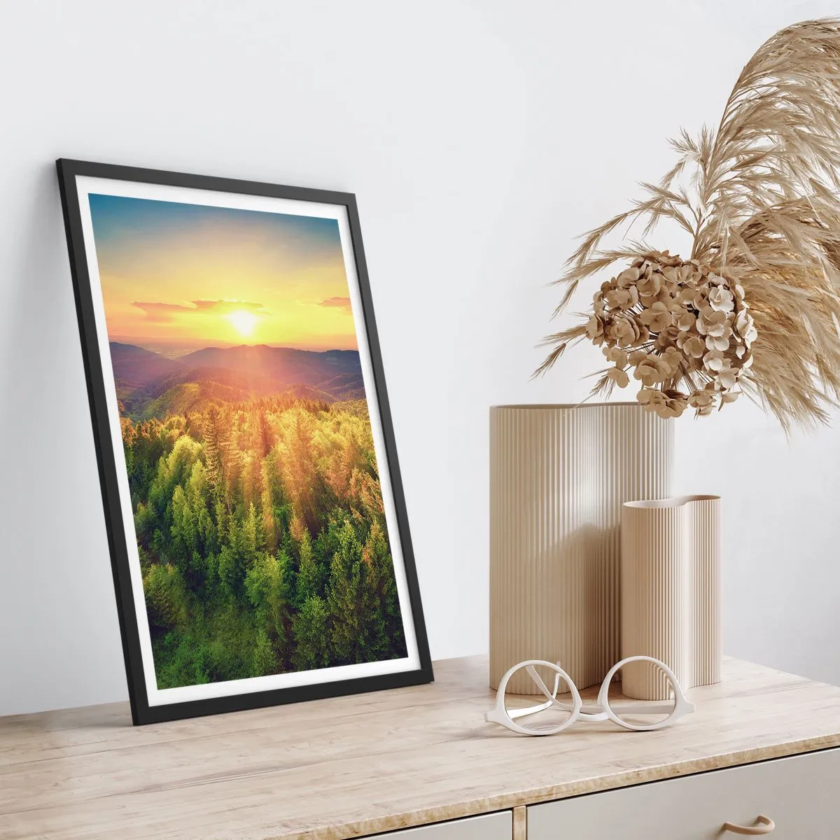 Plagát v čiernom ráme - Západ slnka nad hornatým lesom plným zelene - 50x70cm - Vrcholky a vrcholy - Moderná nástenná dekorácia do obývacej izby a spálne ARTTOR