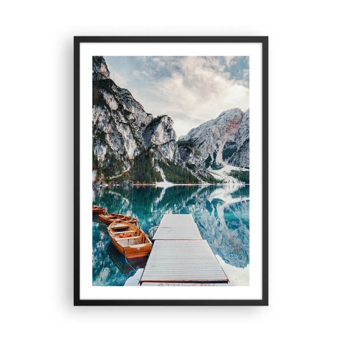 Plagát v čiernom ráme - Horské jazero s drevenými loďkami a mólom - 50x70cm - Ukážeme vám krásu - Moderná nástenná dekorácia do obývacej izby a spálne ARTTOR