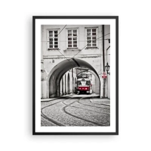 Plagát v čiernom ráme - Červená električka v čiernobielom prostredí - 50x70cm - Mestským labyrintom - Moderná nástenná dekorácia do obývacej izby a spálne ARTTOR