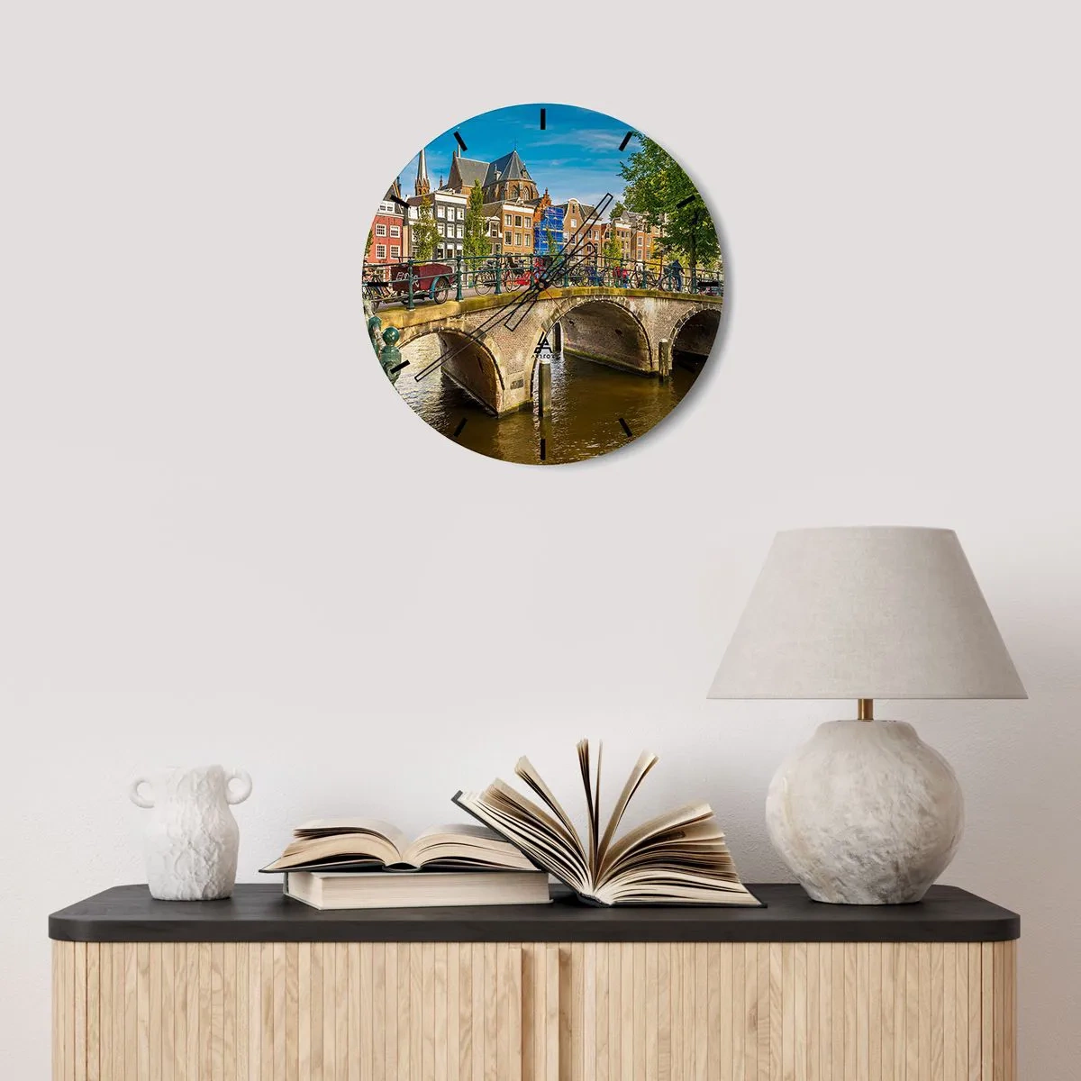 Nástenné hodiny - Malebný most cez kanál obklopený budovami a bicyklami - 30x30cm - Jar pri kanáli - Moderná nástenná dekorácia do obývacej izby, kuchyne a spálne ARTTOR