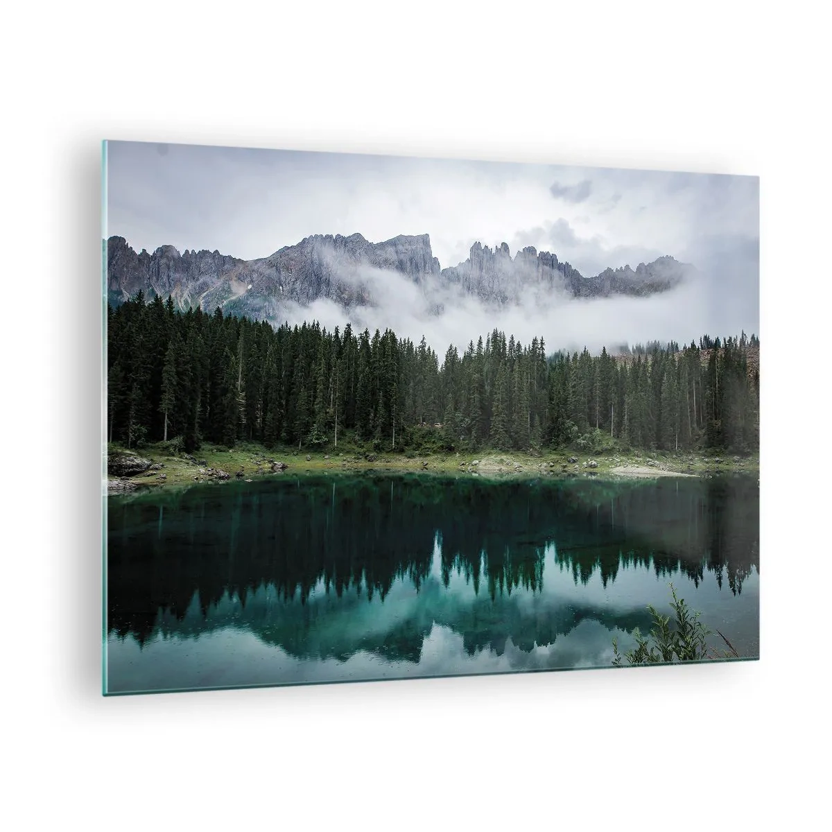 Obraz na skle - Horská krajina s jazerom a lesom odrážajúcim sa vo vode - 70x50cm - Ticho, ticho, neprebuďme spiacu vodu…. - Moderná nástenná dekorácia do obývacej izby a spálne ARTTOR