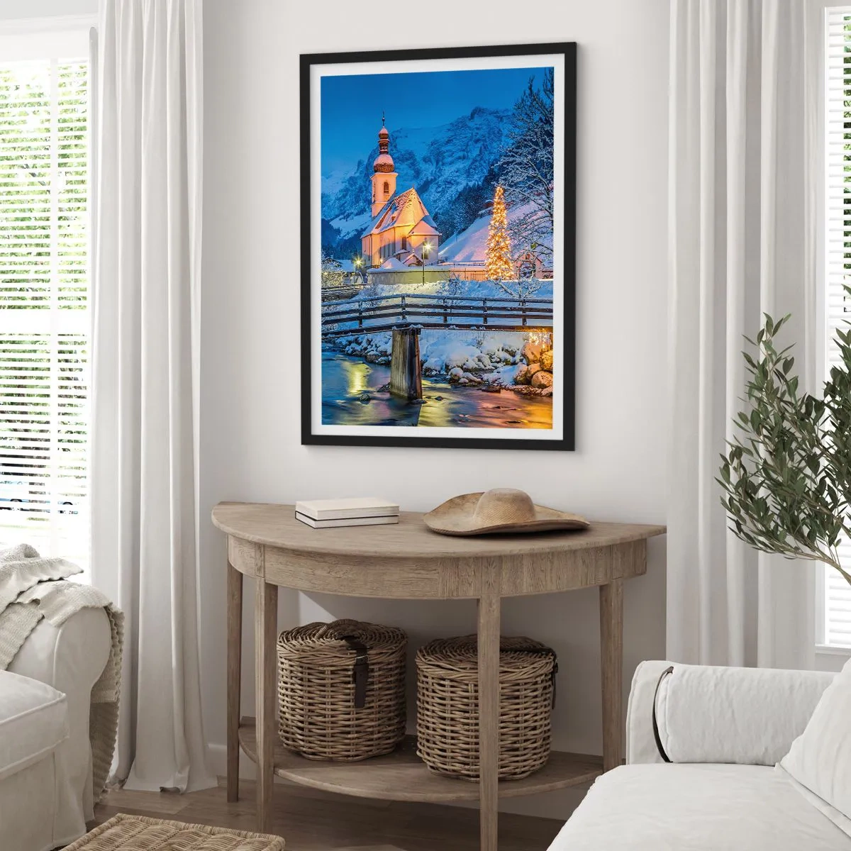 Plagát v čiernom ráme - Kostol v zimnom prostredí s vianočným stromčekom a sviatočnými svetlami - 50x70cm - Duch Vianoc - Moderná nástenná dekorácia do obývacej izby a spálne ARTTOR