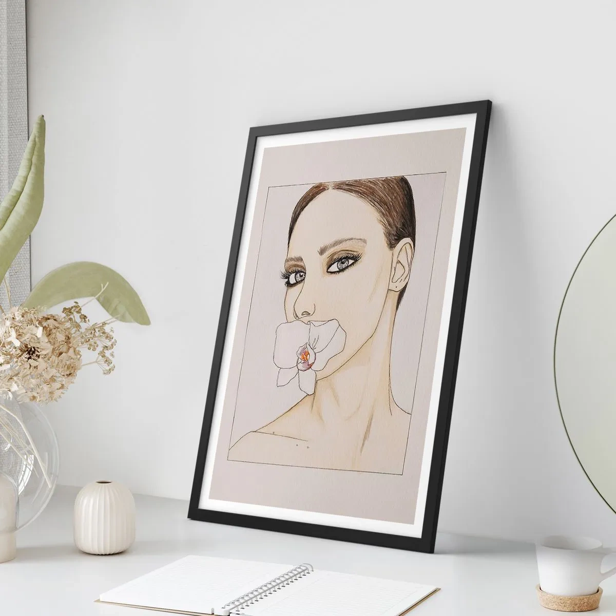 Plagát v čiernom ráme - Portrét ženy s orchideou na perách - 50x70cm - Symbol elegancie a krásy - Moderná nástenná dekorácia do obývacej izby a spálne ARTTOR
