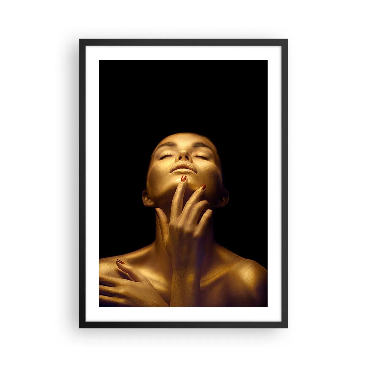Plagát v čiernom ráme - Zlatá postava na čiernom pozadí v elegantnej póze - 50x70cm - Ako zlatý hodváb - Moderná nástenná dekorácia do obývacej izby a spálne ARTTOR