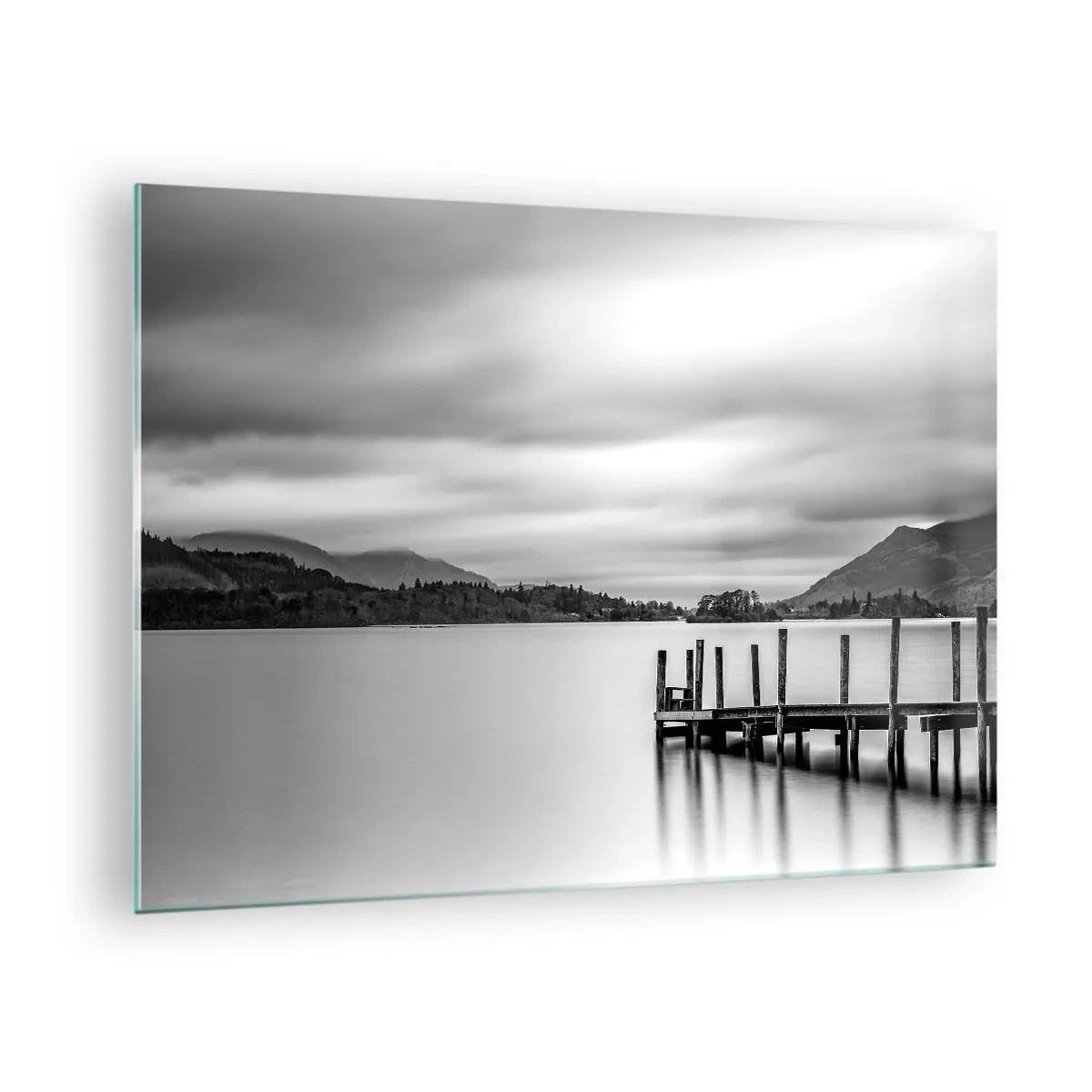 Obraz na skle - Čiernobiela krajina s jazerom a dreveným mólom - 70x50cm - Jemnosť a sila - Moderná nástenná dekorácia do obývacej izby a spálne ARTTOR