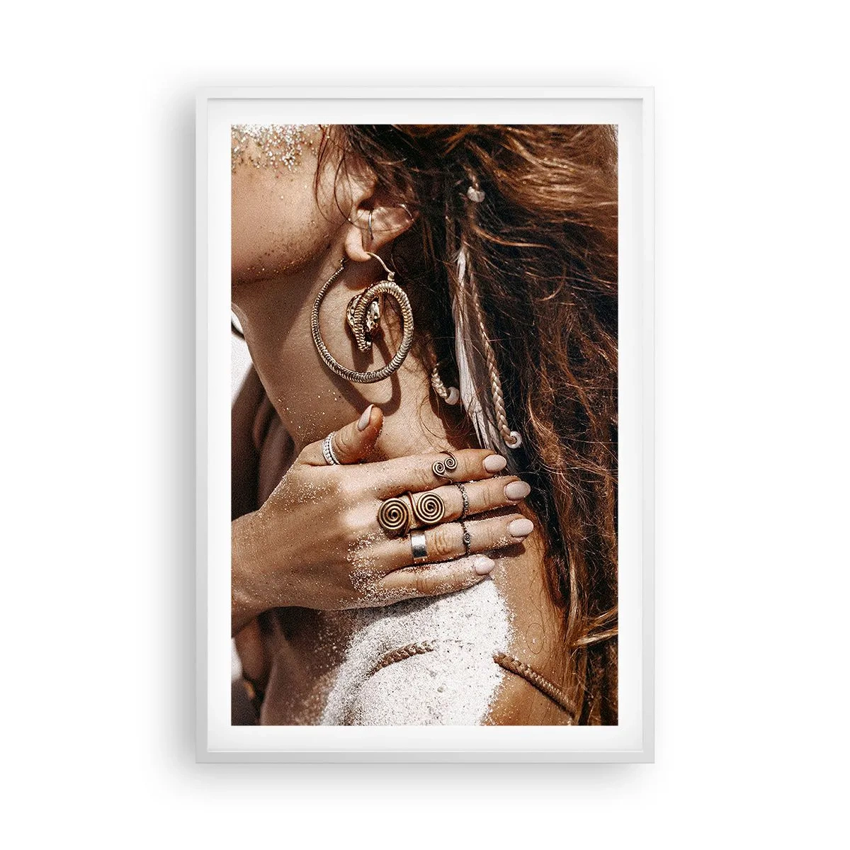 Plagát v bielom ráme - Kráľovná divokej pláže - 61x91 cm