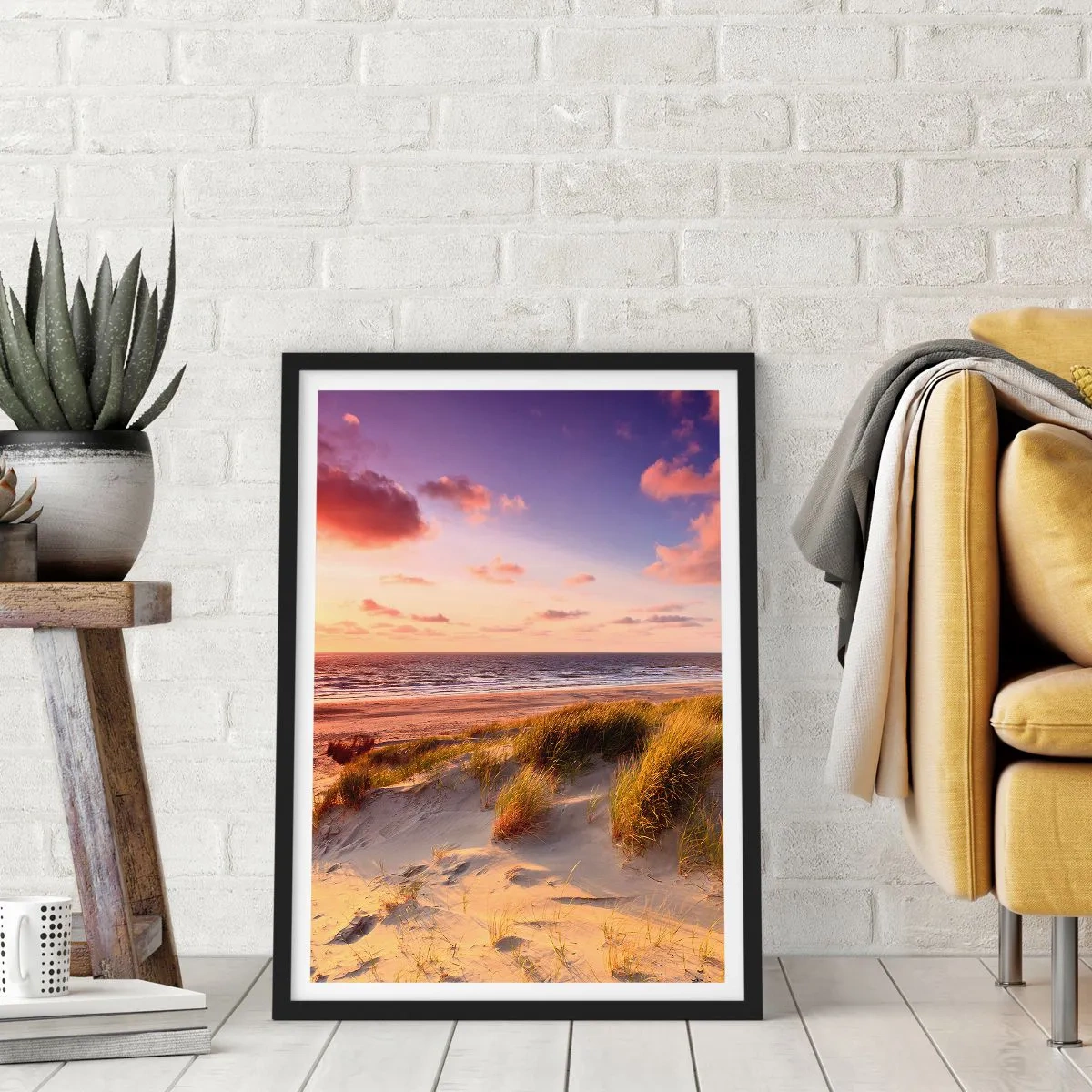 Plagát v čiernom ráme - Pláž s dunami a zapadajúcim slnkom - 50x70cm - Už letom vonia vzduch - Moderná nástenná dekorácia do obývacej izby a spálne ARTTOR