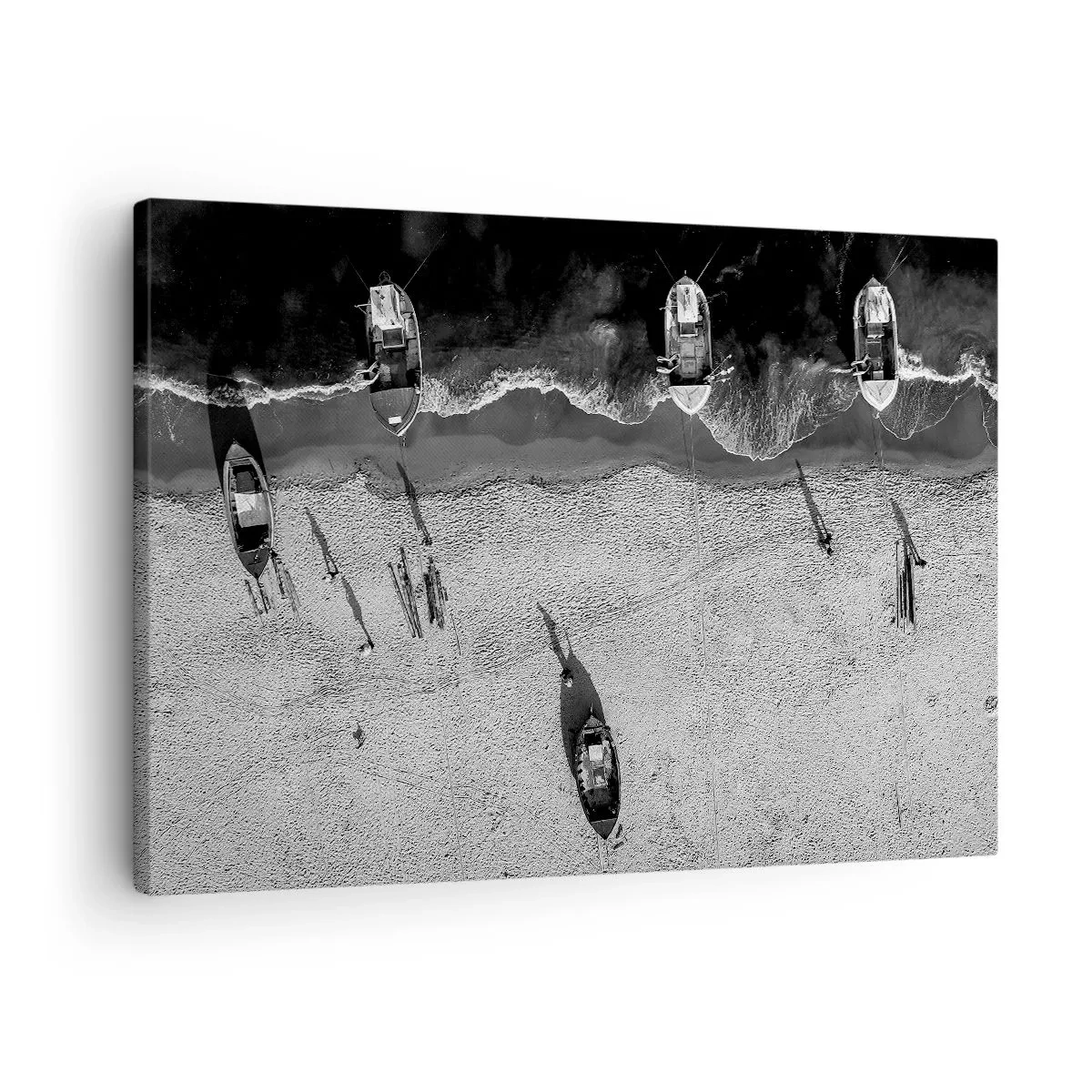 Obraz na plátne - Letecký čiernobiely pohľad na lode na pláži - 70x50cm - Ešte na brehu… - Moderná nástenná dekorácia do obývacej izby a spálne ARTTOR