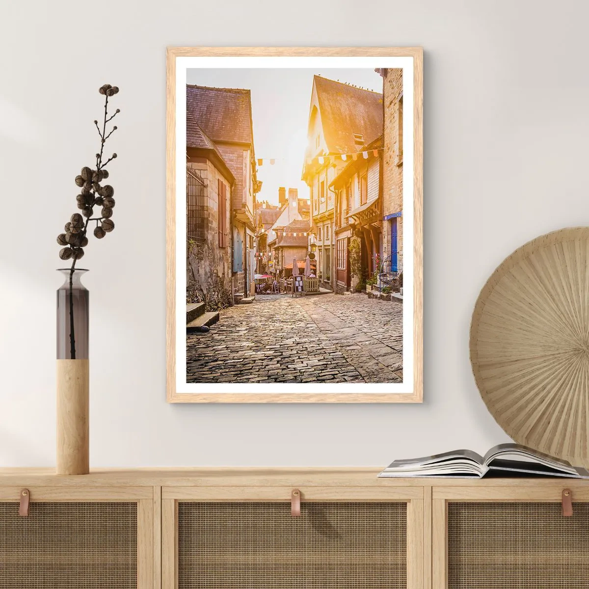 Plagát v ráme zo svetlého duba - Biely duch mestečka - 50x70 cm