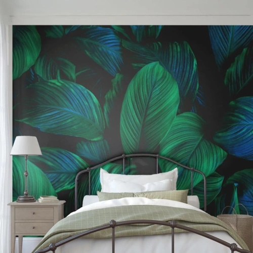 Fototapeta Standard Eco - Svieže zelené listy v hustej tropickej kompozícii - 100x70cm - V zelenom dave - Moderná nástenná dekorácia do obývacej izby a spálne ARTTOR