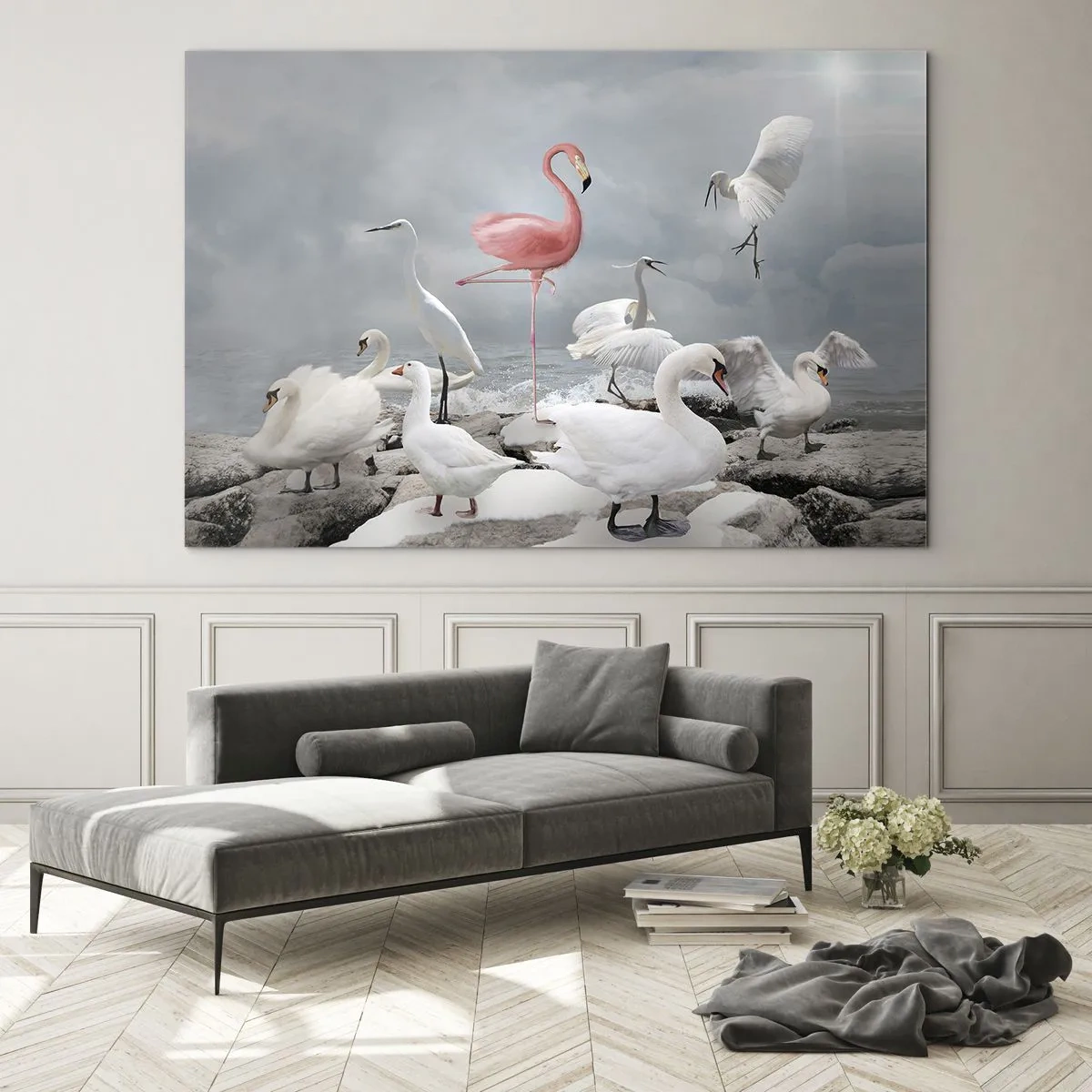Obraz na skle - Ružový plameniak medzi bielymi labuťami a volavkami na pozadí vody - 70x50cm - Kde som sa tu vzal? - Moderná nástenná dekorácia do obývacej izby a spálne ARTTOR