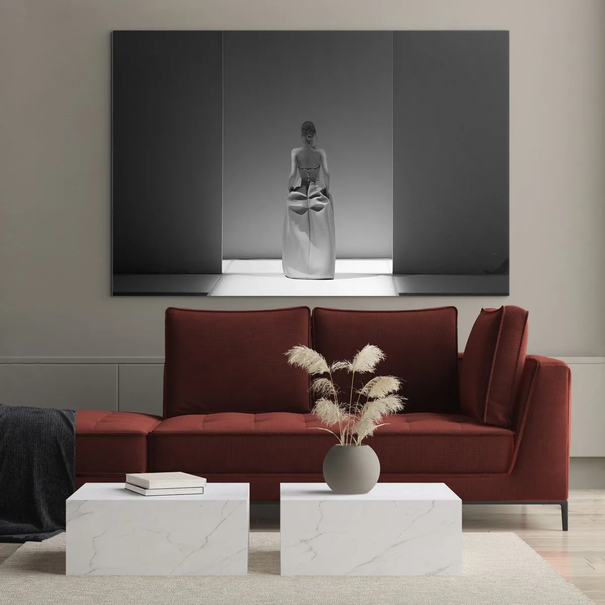 Obraz na skle - Čiernobiela fotografia ženy v šatách na svetlom pozadí. - 70x50cm - Rafinovaná jednoduchosť - Moderná nástenná dekorácia do obývacej izby a spálne ARTTOR