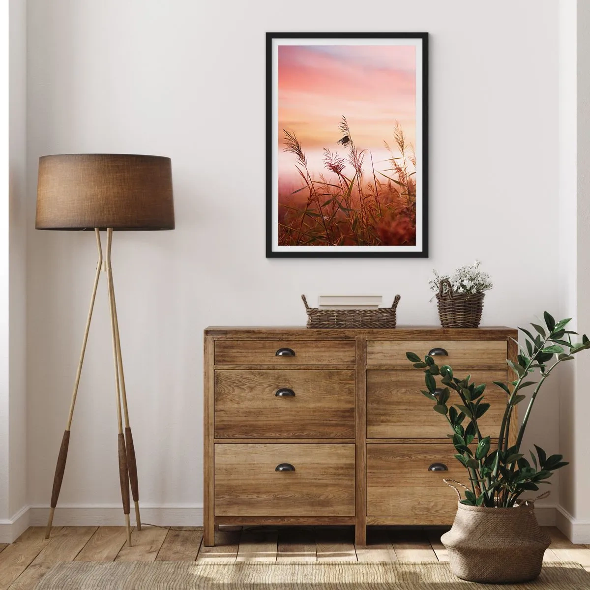 Plagát v čiernom ráme - Trávy proti farebnej oblohe pri západe slnka - 50x70cm - Draci, púpavy a vietor - Moderná nástenná dekorácia do obývacej izby a spálne ARTTOR