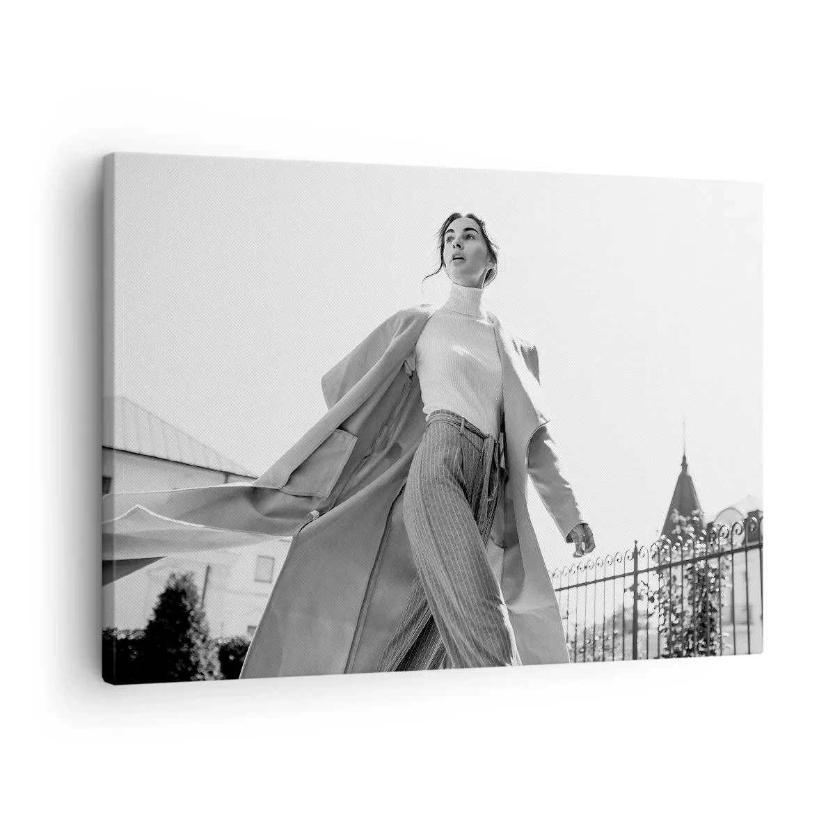 Obraz na plátne - Štýlová žena v kabáte na čiernobielom architektonickom pozadí - 70x50cm - Ideš so mnou? - Moderná nástenná dekorácia do obývacej izby a spálne ARTTOR