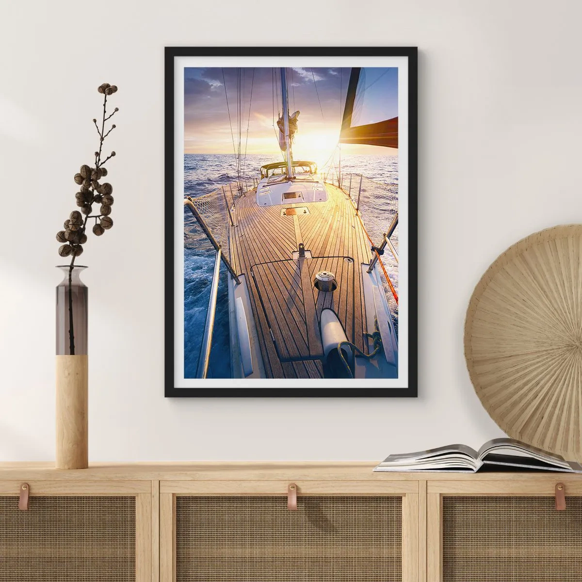 Plagát v čiernom ráme - Jachtová paluba s výhľadom na oceán a západ slnka - 50x70cm - Bežiaca po vlnách - Moderná nástenná dekorácia do obývacej izby a spálne ARTTOR