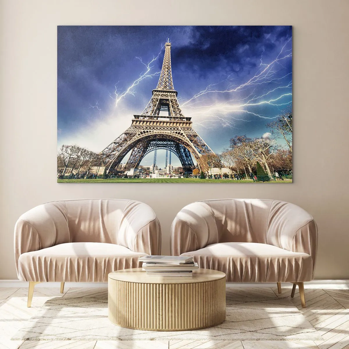 Obraz na skle - Eiffelova veža obklopená bleskami v zamračený deň - 70x50cm - Vládkyňa búrok - Moderná nástenná dekorácia do obývacej izby a spálne ARTTOR