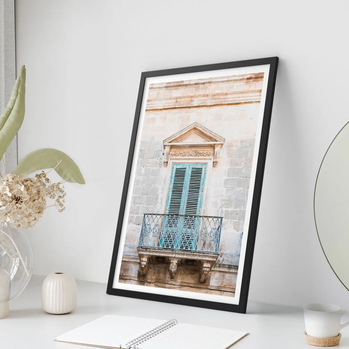 Plagát v čiernom ráme - Historický balkón s modrými okenicami v stredomorskom štýle - 50x70cm - Jedinečné kúzlo Talianska - Moderná nástenná dekorácia do obývacej izby a spálne ARTTOR