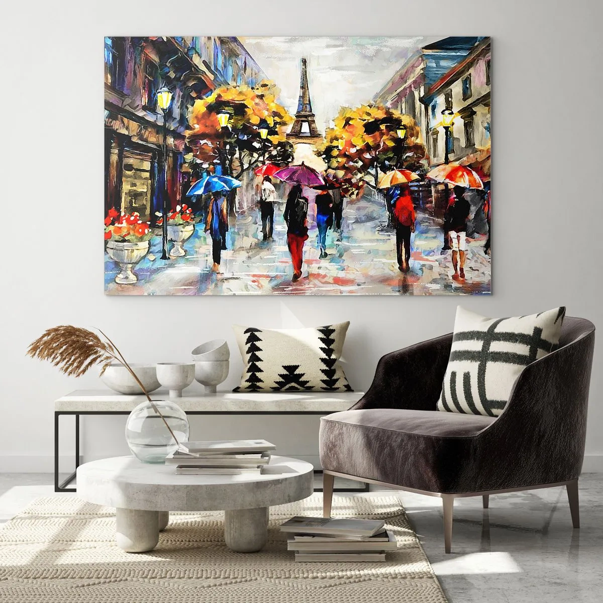 Obraz na skle - Eiffelova veža v pozadí ľudí kráčajúcich pod farebnými dáždnikmi - 70x50cm - Na jeseň obzvlášť krásny - Moderná nástenná dekorácia do obývacej izby a spálne ARTTOR