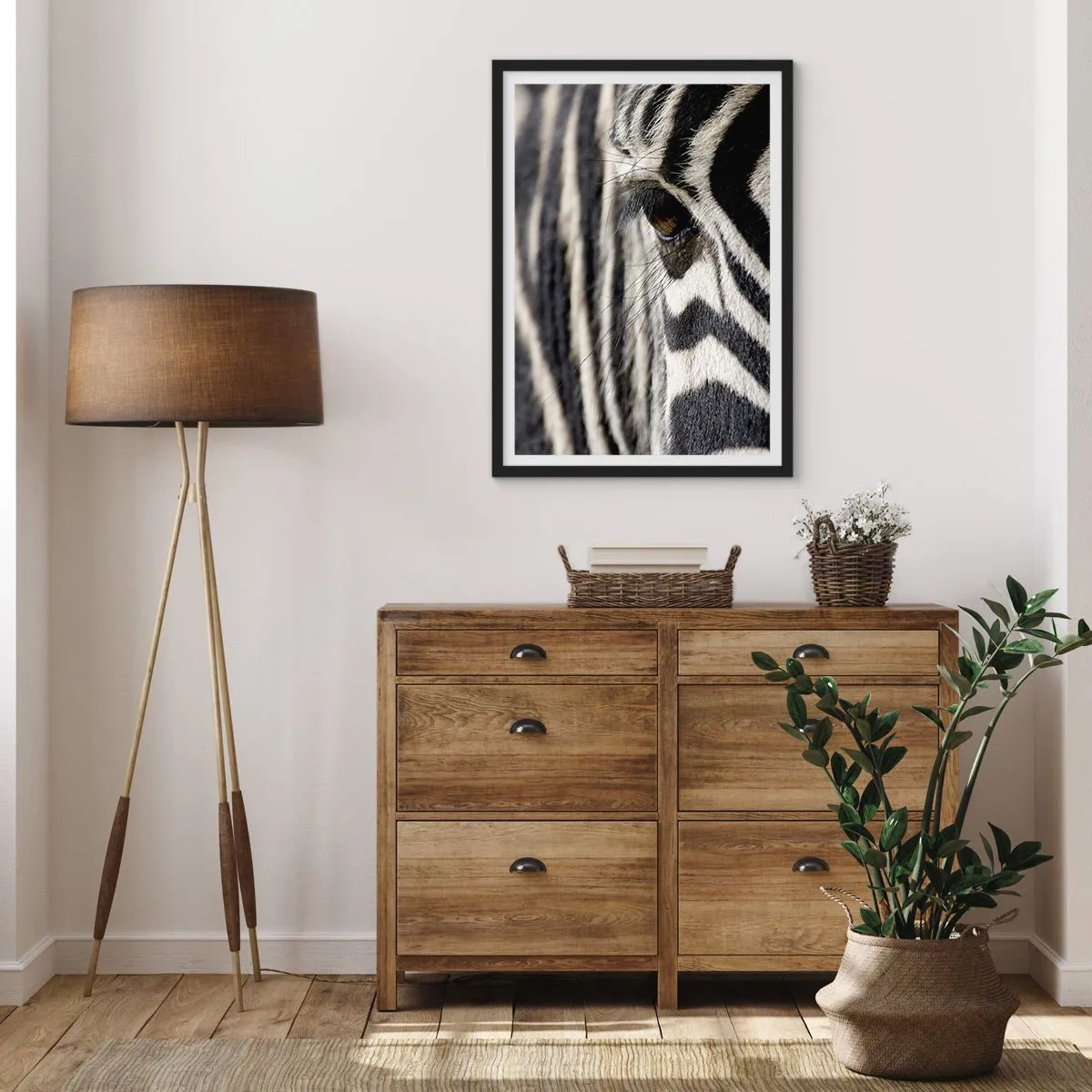 Plagát v čiernom ráme - Detailný záber na zebrie oko s jeho charakteristickým vzorom. - 50x70cm - Portrét s pruhmi - Moderná nástenná dekorácia do obývacej izby a spálne ARTTOR