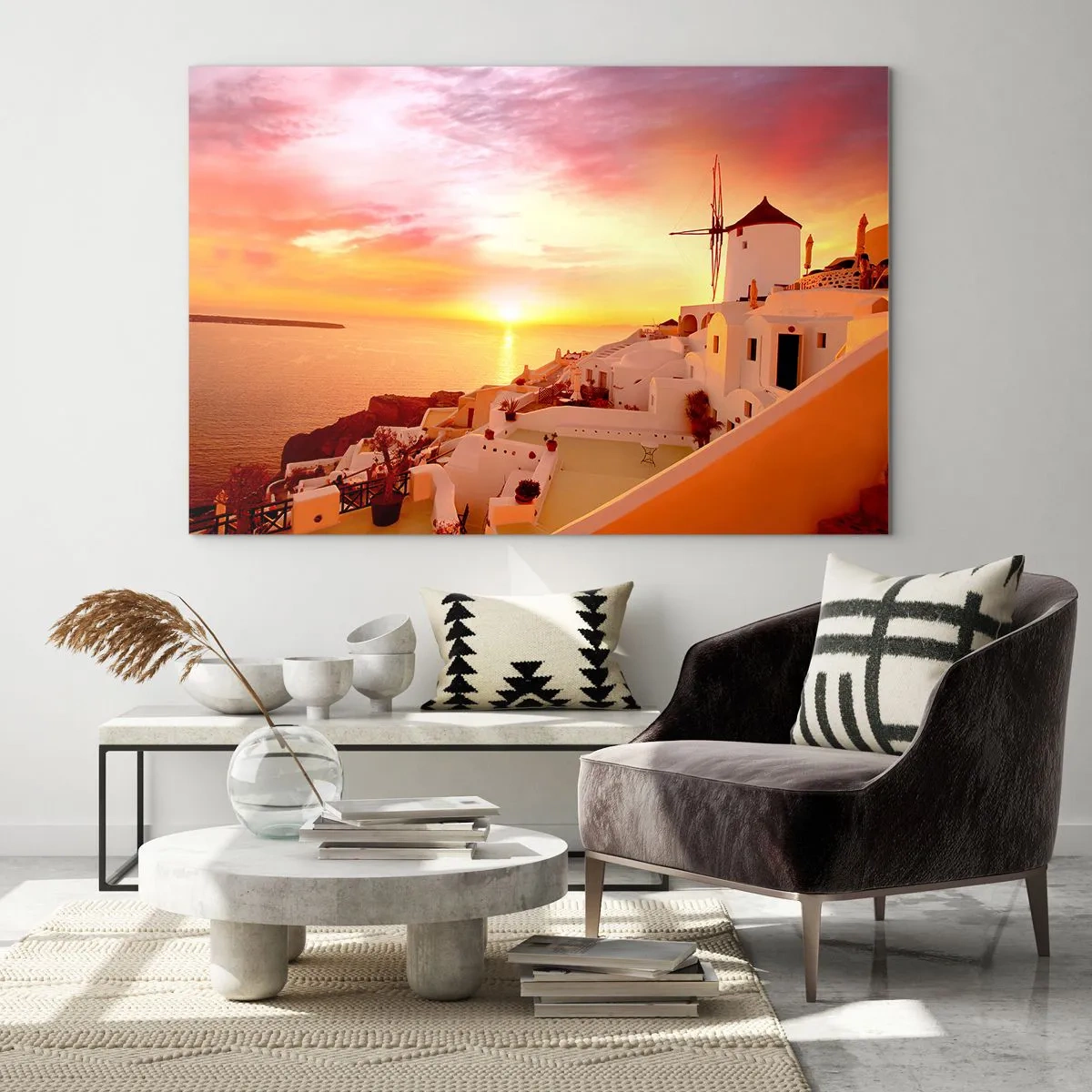 Obraz na skle - Západ slnka nad Santorini s bielymi budovami a veterným mlynom - 70x50cm - Rozplynúť sa v bielej a zlatej - Moderná nástenná dekorácia do obývacej izby a spálne ARTTOR