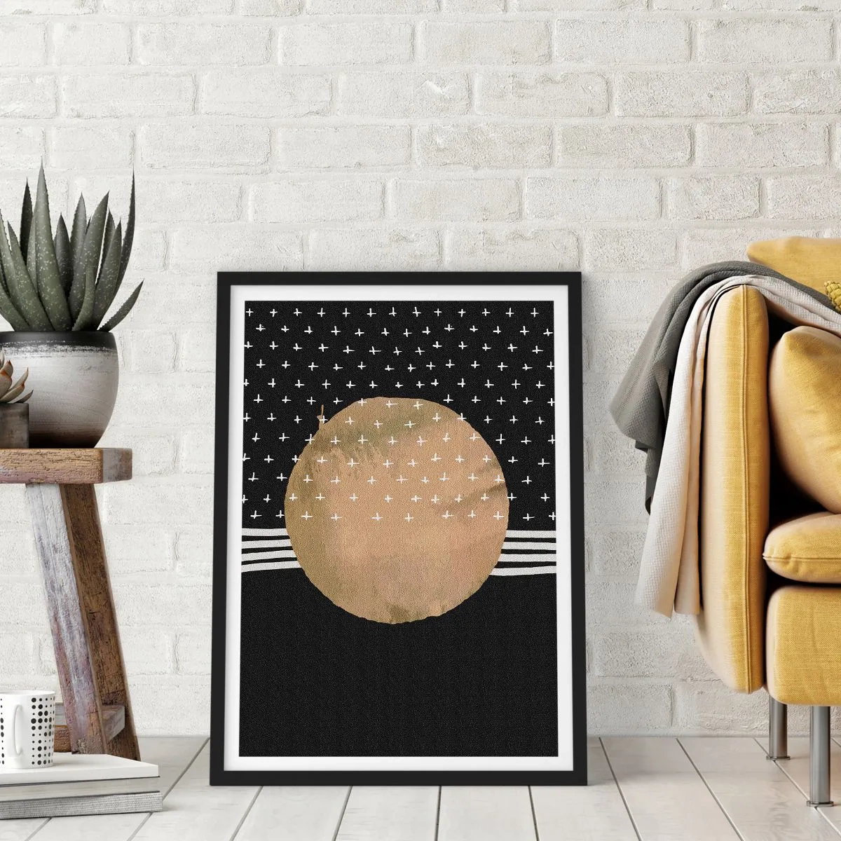 Plagát v čiernom ráme - Abstraktná zlatá guľa na čiernom pozadí so vzormi - 50x70cm - Kompozícia: vlajka galaxie - Moderná nástenná dekorácia do obývacej izby a spálne ARTTOR