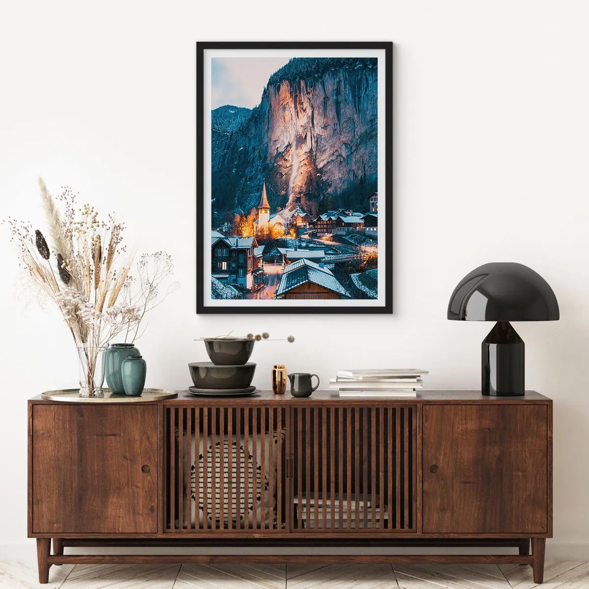 Plagát v čiernom ráme - Osvetlená zimná dedinka na úpätí útesu - 50x70cm - Svetlý duch zimy - Moderná nástenná dekorácia do obývacej izby a spálne ARTTOR