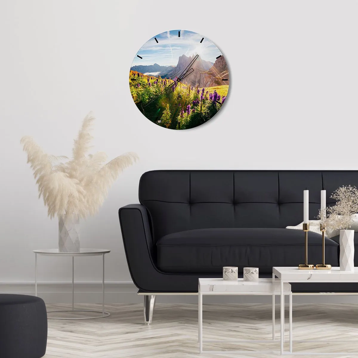Nástenné hodiny - Pole kvetov v horskej krajine osvetlenej slnkom - 30x30cm - Tajomný život bylín - Moderná nástenná dekorácia do obývacej izby, kuchyne a spálne ARTTOR