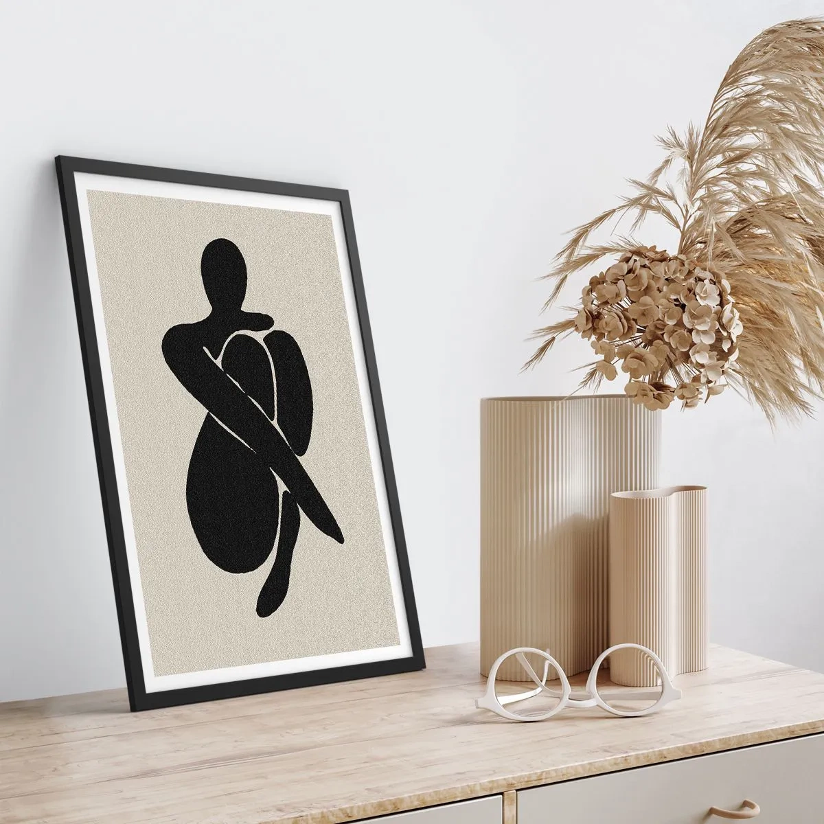 Plagát v čiernom ráme - Abstraktná postava v póze s rukami omotanými okolo tela, čiernobiela ilustrácia - 50x70cm - Vo vlastnom objatí - Moderná nástenná dekorácia do obývacej izby a spálne ARTTOR