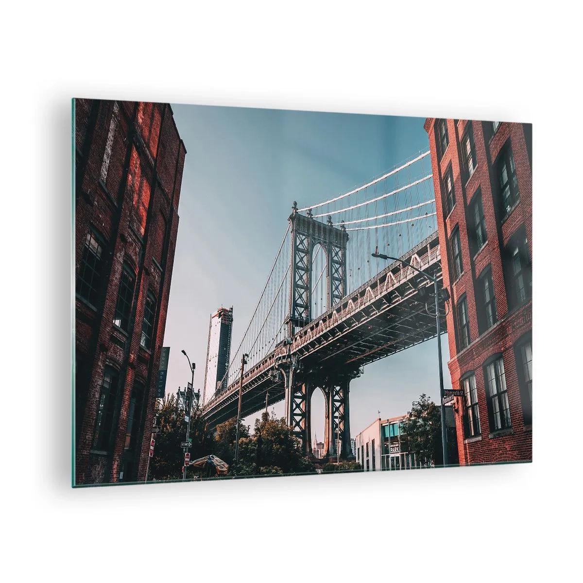 Obraz na skle - Visutý most medzi tehlovými budovami v mestskom prostredí - 70x50cm - Nad vlnami mesta - Moderná nástenná dekorácia do obývacej izby a spálne ARTTOR