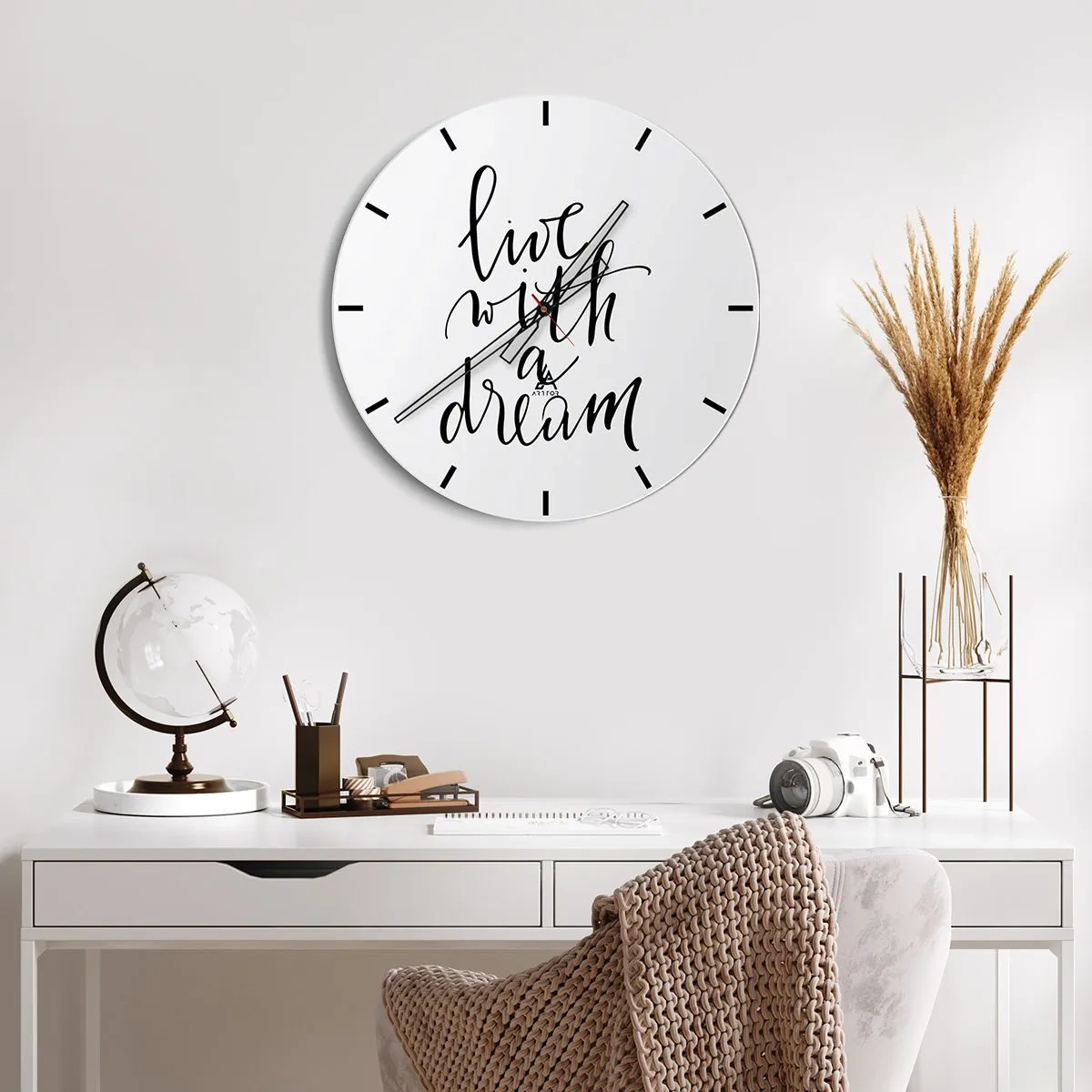 Nástenné hodiny - Minimalistické písmo v čiernej farbe na bielom pozadí - 30x30cm - Of course - Moderná nástenná dekorácia do obývacej izby, kuchyne a spálne ARTTOR