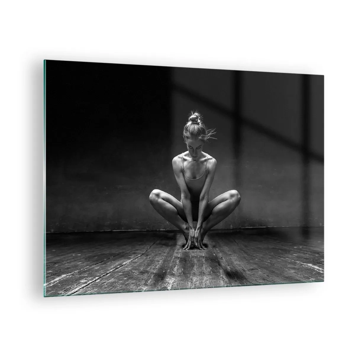 Obraz na skle - Tanečník v baletnej póze na drevenej podlahe - 70x50cm - Koncentrácia tanečnej energie - Moderná nástenná dekorácia do obývacej izby a spálne ARTTOR