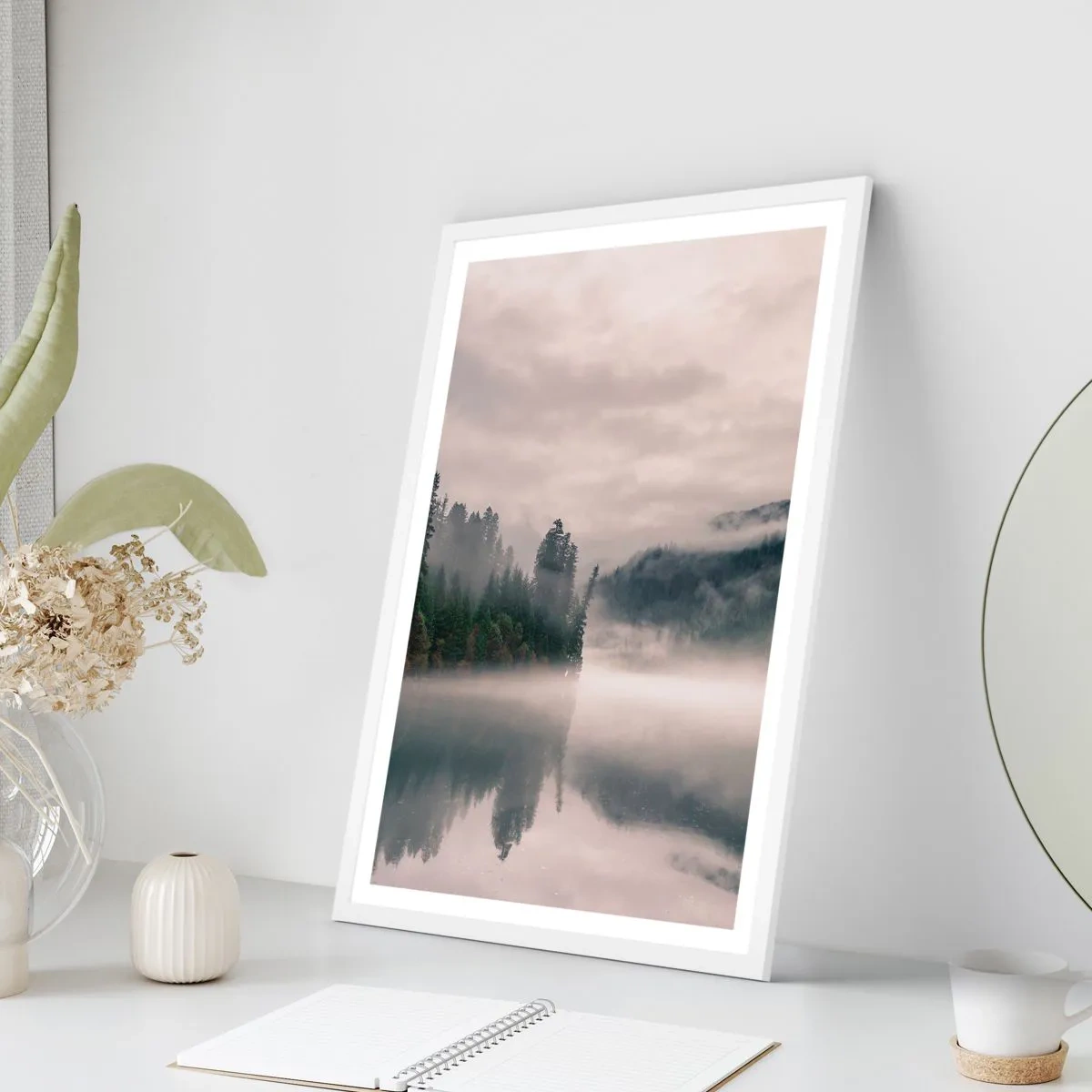 Plagát v bielom ráme - V zamyslení, v hmle - 70x100 cm