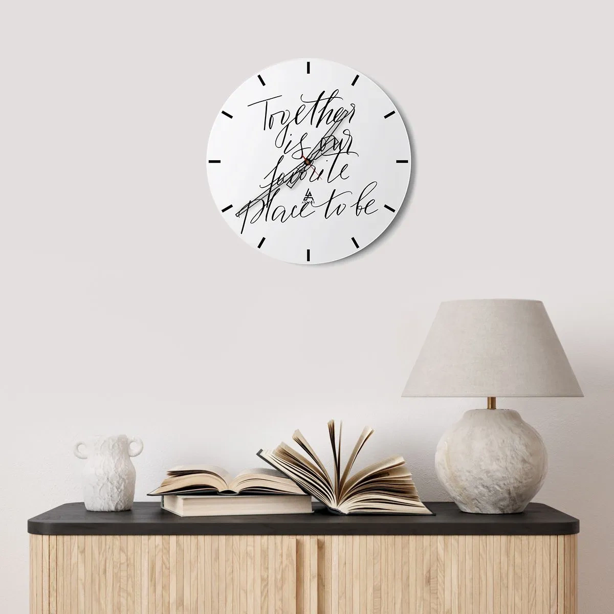 Nástenné hodiny - Citát „Spoločne je naše obľúbené miesto“ na bielom pozadí s hodinami - 30x30cm - Cítite to tiež? - Moderná nástenná dekorácia do obývacej izby, kuchyne a spálne ARTTOR