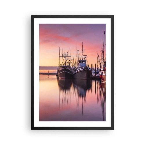 Plagát v čiernom ráme - Rybárske lode v prístave pri západe slnka - 50x70cm - Pred ďalším dňom - Moderná nástenná dekorácia do obývacej izby a spálne ARTTOR