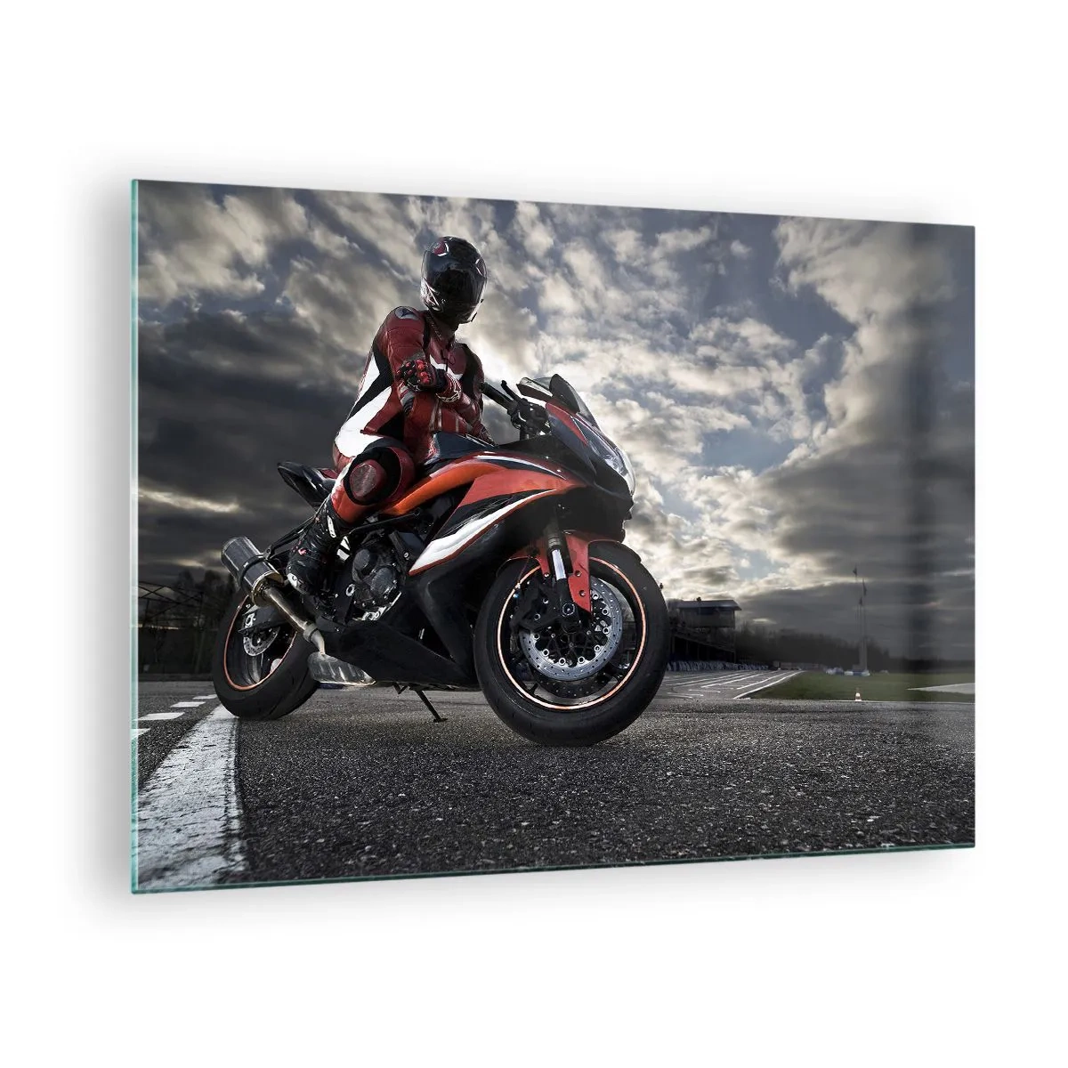 Obraz na skle - Motocyklista na pretekárskej dráhe pod búrlivou oblohou - 70x50cm - Temný jazdec - Moderná nástenná dekorácia do obývacej izby a spálne ARTTOR
