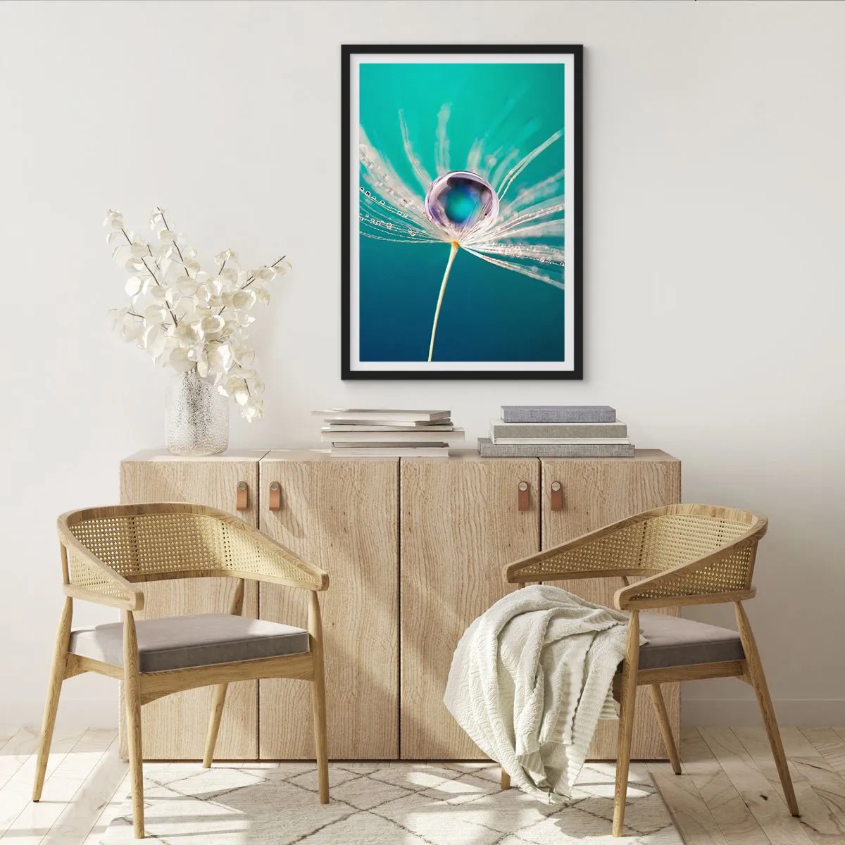 Plagát v čiernom ráme - Makrofotografia kvapky vody na púpave - 50x70cm - Mystický okamih - Moderná nástenná dekorácia do obývacej izby a spálne ARTTOR