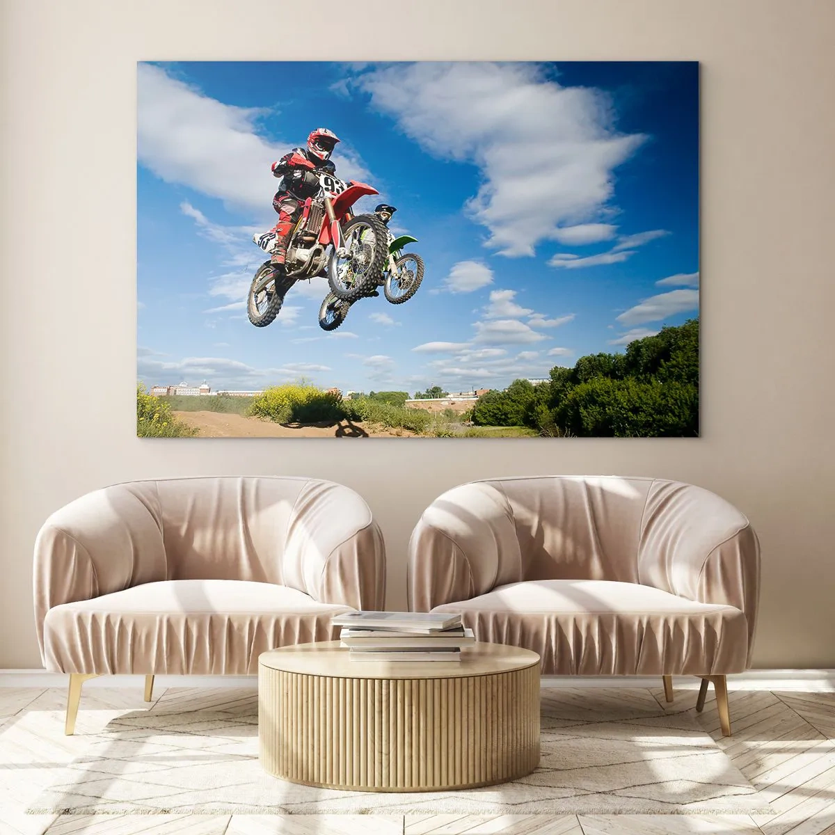 Obraz na skle - Motocyklový pretekár za letu proti modrej oblohe - 70x50cm - Skok z oblakov - Moderná nástenná dekorácia do obývacej izby a spálne ARTTOR