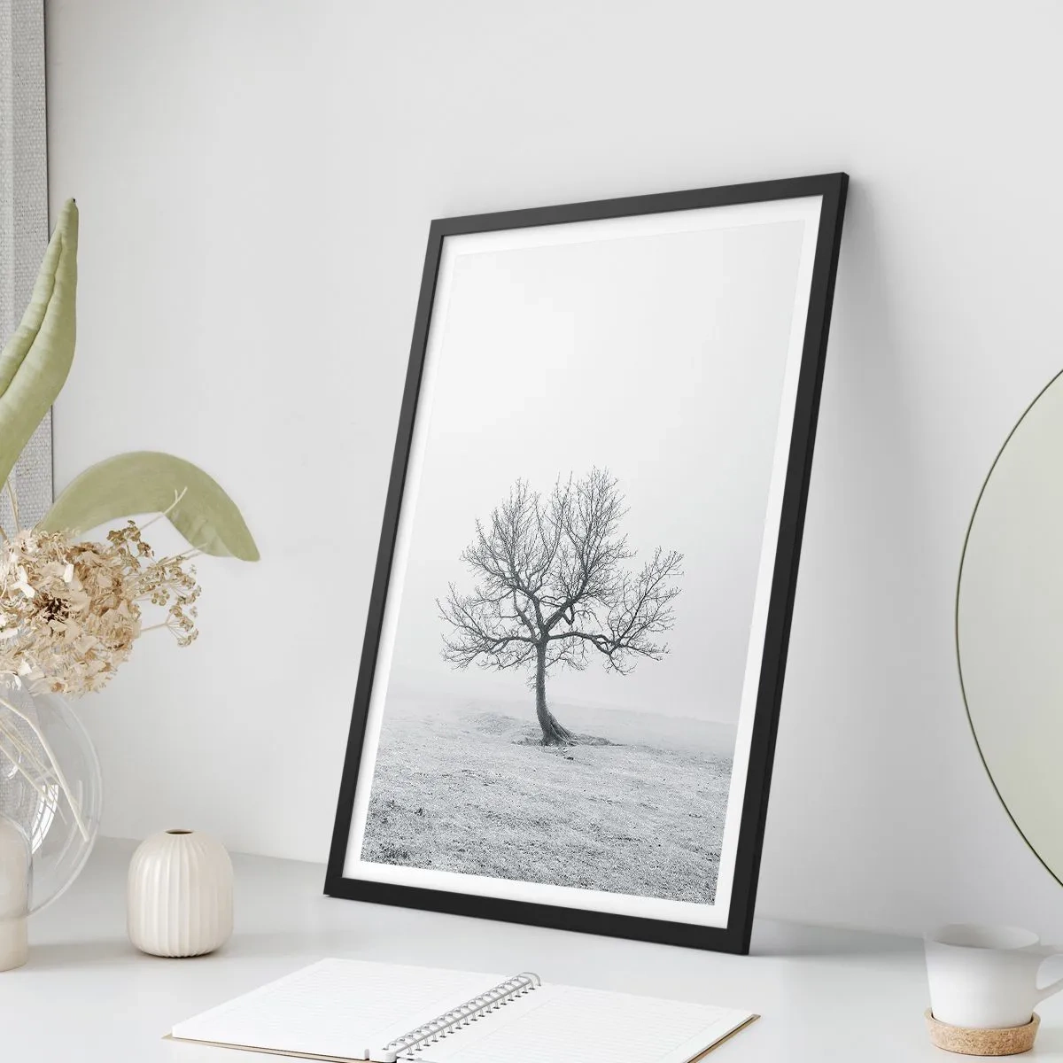 Plagát v čiernom ráme - Minimalistická krajina s osamelým stromom v zimnom prostredí. - 50x70cm - Proti ničote - Moderná nástenná dekorácia do obývacej izby a spálne ARTTOR