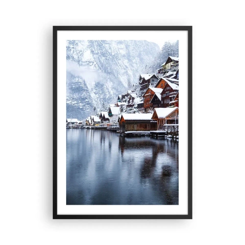 Plagát v čiernom ráme - Zimná krajina horskej dediny pri jazere - 50x70cm - V zimnej dekorácii - Moderná nástenná dekorácia do obývacej izby a spálne ARTTOR