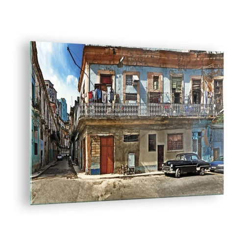 Obraz na skle - Retro ulica s klasickými budovami a autom - 70x50cm - Havajský nádych - Moderná nástenná dekorácia do obývacej izby a spálne ARTTOR