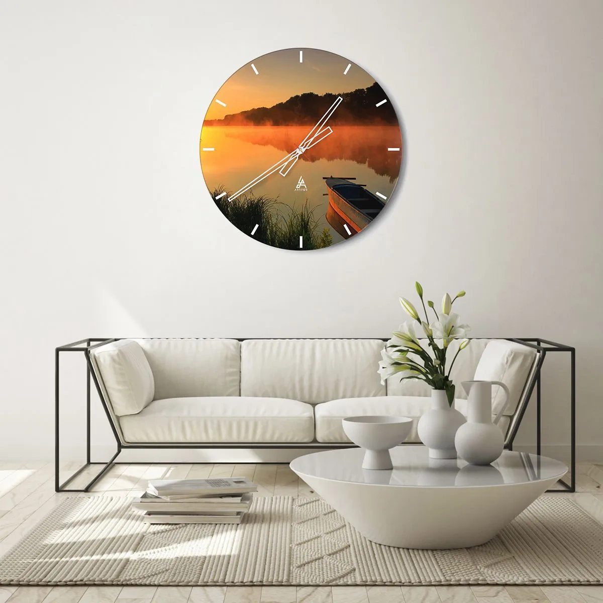 Nástenné hodiny - Loď na jazere ráno obklopená hmlou - 30x30cm - Východ slnka pri vode ako povrch zrkadla - Moderná nástenná dekorácia do obývacej izby, kuchyne a spálne ARTTOR