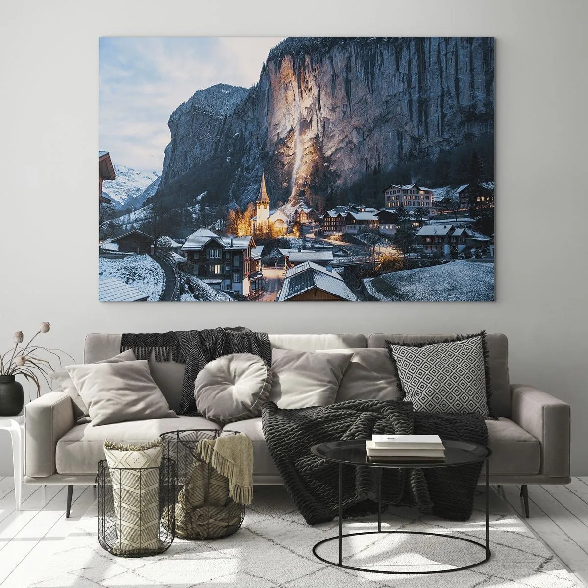 Obraz na skle - Zimná dedinka na úpätí osvetlenej skalnej steny - 70x50cm - Svetlý duch zimy - Moderná nástenná dekorácia do obývacej izby a spálne ARTTOR