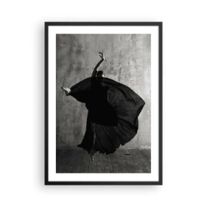 Plagát v čiernom ráme - Čiernobiely záber tanečníka v dynamickom pohybe na pozadí surovej steny. - 50x70cm - Plné vášne - Moderná nástenná dekorácia do obývacej izby a spálne ARTTOR