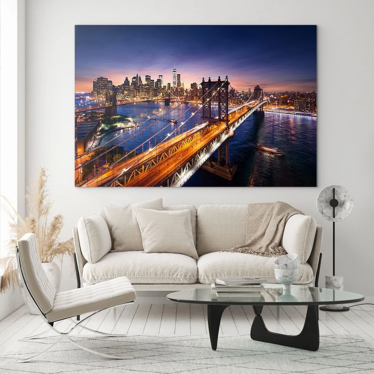 Obraz na skle - Most na pozadí večernej panorámy mesta s osvetlenými mrakodrapmi - 70x50cm - Žiariaci most do srdca mesta - Moderná nástenná dekorácia do obývacej izby a spálne ARTTOR