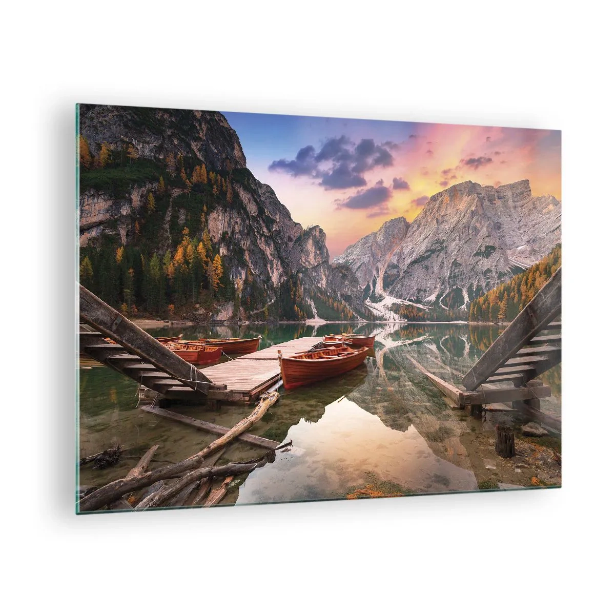 Obraz na skle - Horské jazero s mólom a loďkami pri východe slnka - 70x50cm - Sľub dňa - Moderná nástenná dekorácia do obývacej izby a spálne ARTTOR