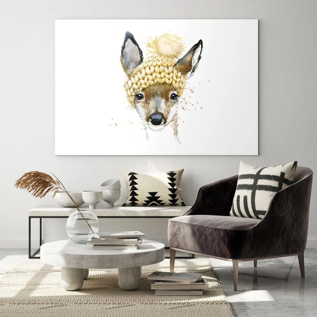 Obraz na skle - Srnec vo vlnenej čiapke s brmbolcom - 70x50cm - V zime v snežnom lese - Moderná nástenná dekorácia do obývacej izby a spálne ARTTOR