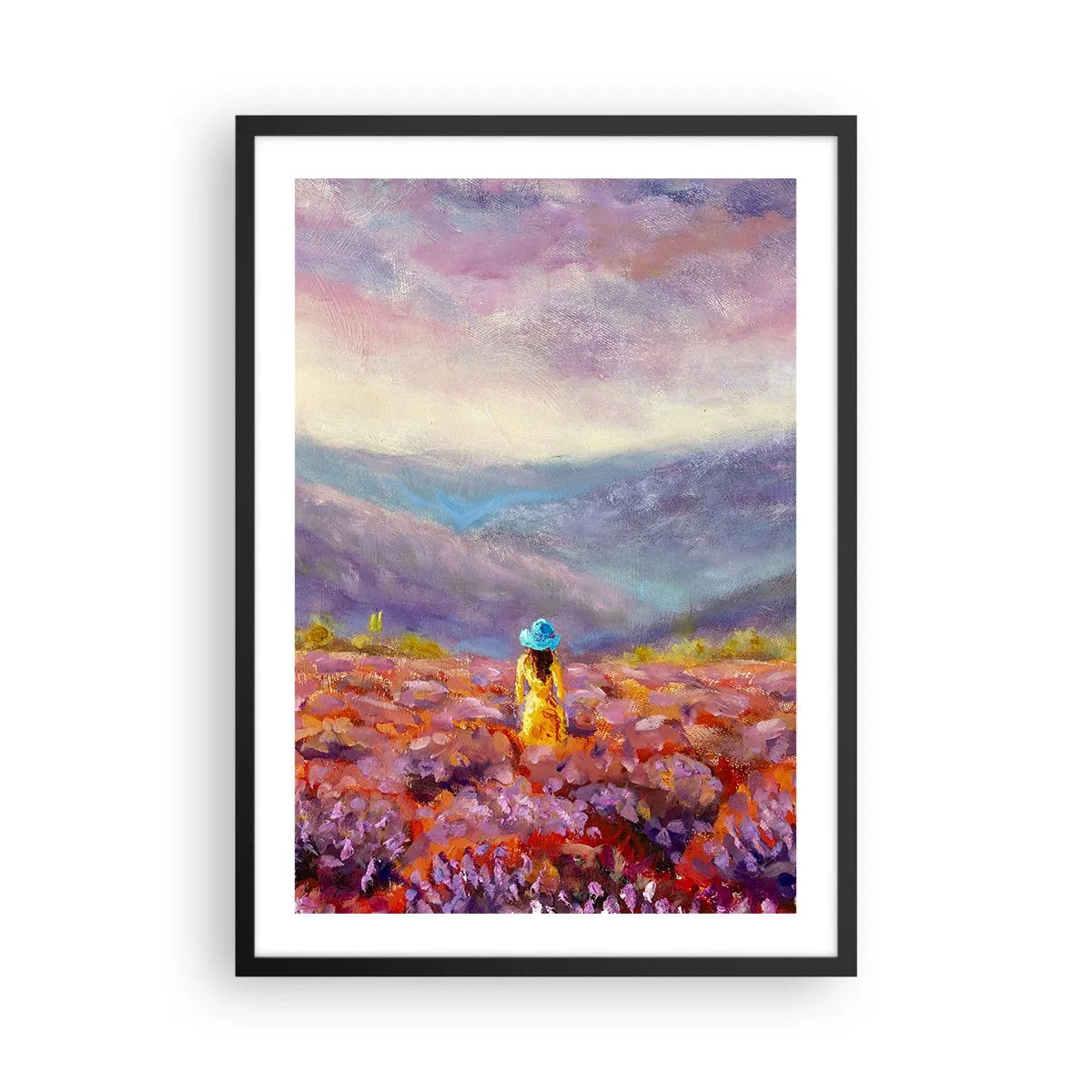 Plagát v čiernom ráme - Levanduľové pole so ženou v klobúku na pozadí hôr. - 50x70cm - V levanduľovom svete - Moderná nástenná dekorácia do obývacej izby a spálne ARTTOR