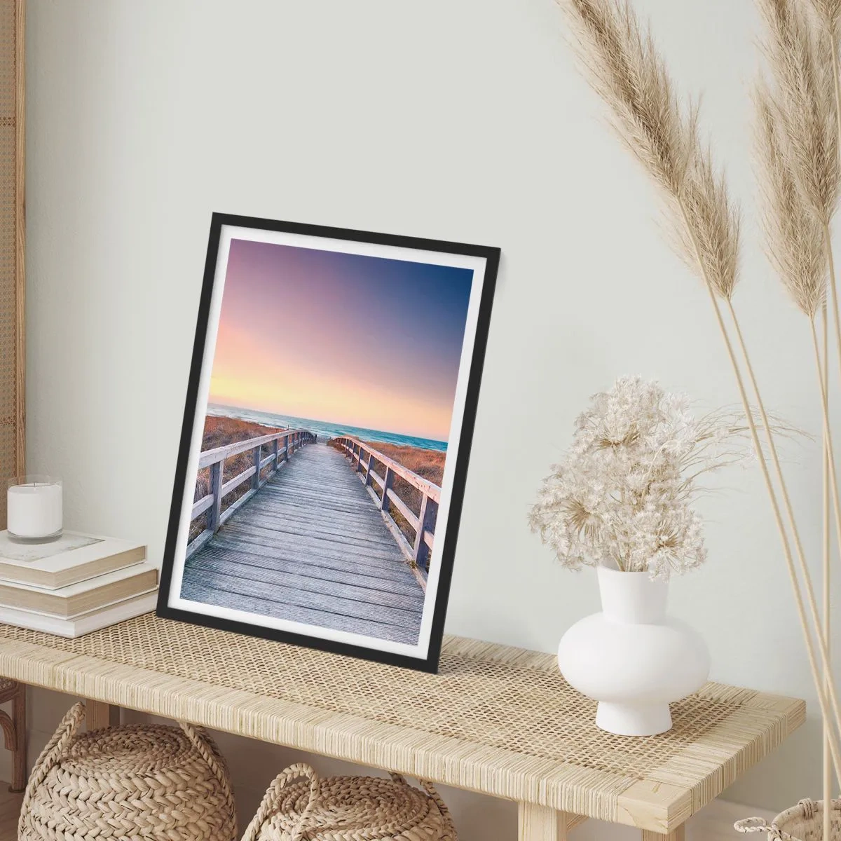 Plagát v čiernom ráme - Drevené mólo vedúce k moru pri západe slnka - 50x70cm - Baltská večerná polárna žiara - Moderná nástenná dekorácia do obývacej izby a spálne ARTTOR